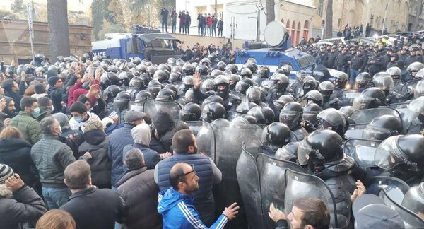 В центре Тбилиси силы спецназа начали разгон митинга. 18 ноября 2019 В центре Тбилиси силы спецназа начали разгон митинга. 18 ноября 2019
