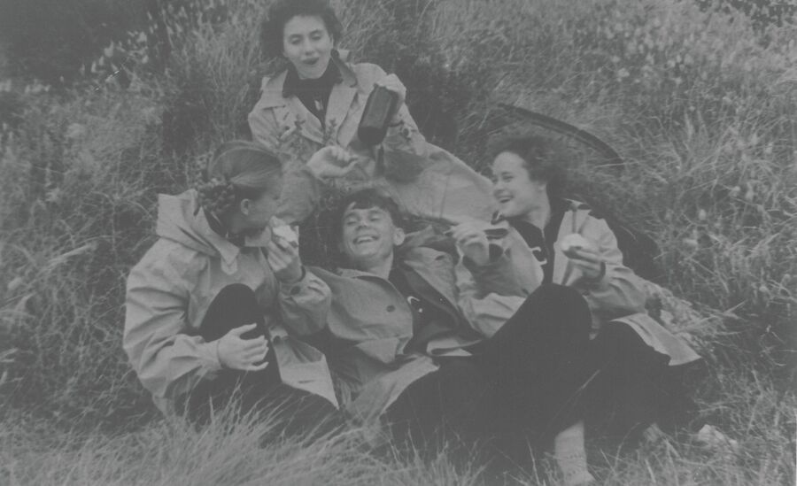 1956 год. Валентин Иванов и гимнастки сборной СССР. Фото из личного архива Лидии Ивановой 1956 год. Валентин Иванов и гимнастки сборной СССР. Фото из личного архива Лидии Ивановой
