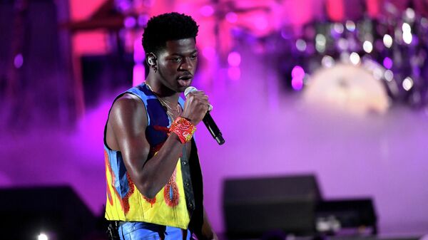 Американский рэпер Lil Nas X на музыкальном фестивале в Лас-Вегасе Американский рэпер Lil Nas X на музыкальном фестивале в Лас-Вегасе