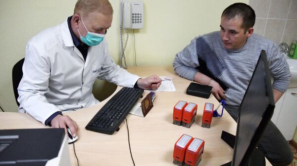Мужчина на приеме у врача в Забайкальском краевом наркологическом диспансере Мужчина на приеме у врача в Забайкальском краевом наркологическом диспансере