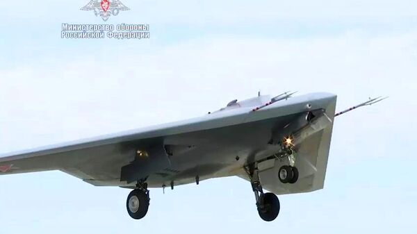 Новейший ударный беспилотник Охотник совершил первый совместный полет с Су-57 Новейший ударный беспилотник Охотник совершил первый совместный полет с Су-57