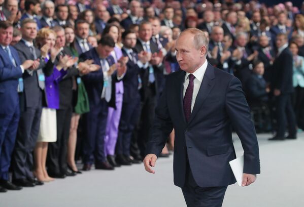 Президент РФ Владимир Путин выступает на пленарном заседании XIX съезда Всероссийской политической партии Единая Россия Президент РФ Владимир Путин выступает на пленарном заседании XIX съезда Всероссийской политической партии Единая Россия