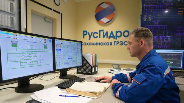 Сотрудник диспетчерского пункта на Сахалинской ГРЭС-2 в селе Ильинское Томаринского района Сахалинской области Сотрудник диспетчерского пункта на Сахалинской ГРЭС-2 в селе Ильинское Томаринского района Сахалинской области