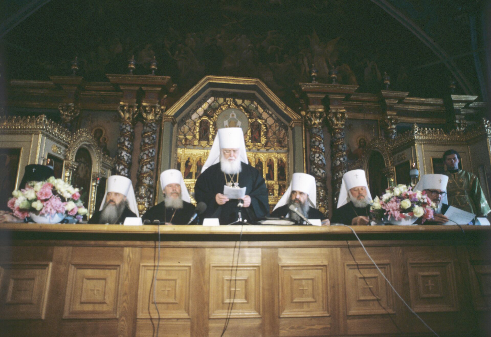 Патриарший Экзарх Украины, Местоблюститель Патриаршего престола Митрополит Киевский и Галицкий Филарет объявляет результат тайного голосования по поводу избрания Патриарха Московского и Всея Руси. 7 июня 1990 Патриарший Экзарх Украины, Местоблюститель Патриаршего престола Митрополит Киевский и Галицкий Филарет объявляет результат тайного голосования по поводу избрания Патриарха Московского и Всея Руси. 7 июня 1990 - РИА Новости, 1920, 26.10.2020