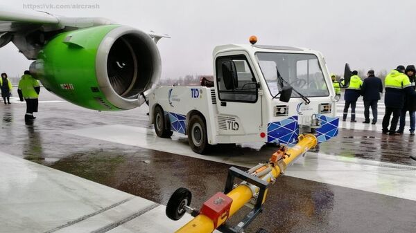 В аэропорту Воронежа тягач столкнулся с самолетом авиакомпании S7 В аэропорту Воронежа тягач столкнулся с самолетом авиакомпании S7