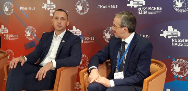 Руководитель Российского дома науки и культуры в Берлине Павел Извольский и Дмитрий Постельник (ИРНИТУ) Руководитель Российского дома науки и культуры в Берлине Павел Извольский и Дмитрий Постельник (ИРНИТУ)