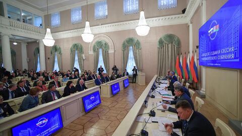 В соответствии с Договором о создании Союзного государства принятый Парламентским Собранием Союза Беларуси и России бюджет вносится в Высший Государственный Совет Союзного государства на утверждение. В соответствии с Договором о создании Союзного государства принятый Парламентским Собранием Союза Беларуси и России бюджет вносится в Высший Государственный Совет Союзного государства на утверждение.