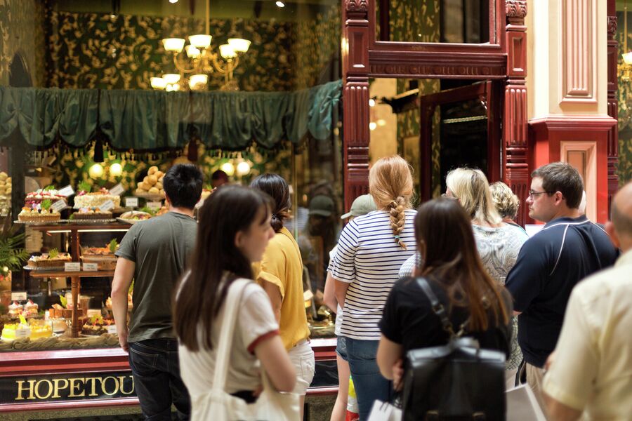 Люди возле кафе Hopetoun Tea Rooms в Мельбурне Люди возле кафе Hopetoun Tea Rooms в Мельбурне