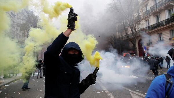 Во время демонстрации против пенсионной реформы в Париже, Франция. 5 декабря 2019 Во время демонстрации против пенсионной реформы в Париже, Франция. 5 декабря 2019