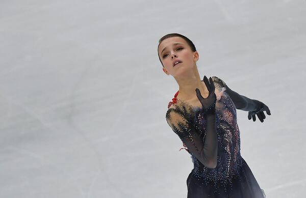 Анна Щербакова выступает в короткой программе женского одиночного катания в финале Гран-при Анна Щербакова выступает в короткой программе женского одиночного катания в финале Гран-при