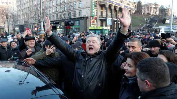 Бывший президент Украины Петр Порошенко и участники акции под лозунгом Красные линии для Зе в Киеве, Украина. 8 декабря 2019 Бывший президент Украины Петр Порошенко и участники акции под лозунгом Красные линии для Зе в Киеве, Украина. 8 декабря 2019