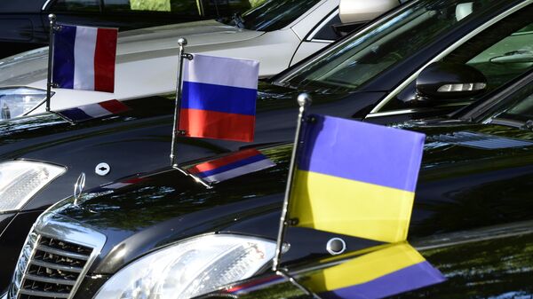 Флаги, установленные на официальных автомобилях, во время встречи в нормандском формате Флаги, установленные на официальных автомобилях, во время встречи в нормандском формате