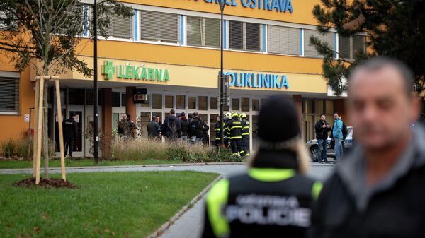 Полицейские у здания больницы в городе Острава Полицейские у здания больницы в городе Острава