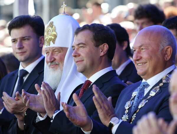 Мэр Москвы Юрий Лужков, президент РФ Дмитрий Медведев и патриарх Московский и всея Руси Кирилл во время торжественной церемонии открытия Дня города, которая проходит на Тверской площади. 5 сентября 2009 года Мэр Москвы Юрий Лужков, президент РФ Дмитрий Медведев и патриарх Московский и всея Руси Кирилл во время торжественной церемонии открытия Дня города, которая проходит на Тверской площади. 5 сентября 2009 года