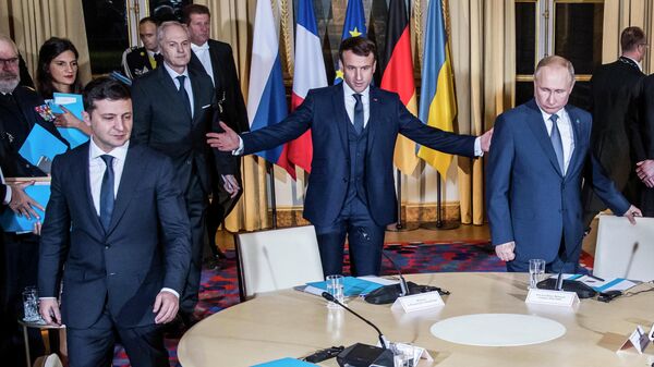 Президент РФ Владимир Путин, президент Франции Эммануэль Макрон и президент Украины Владимир Зеленский во время встречи в Нормандском формате в Елисейском дворце Президент РФ Владимир Путин, президент Франции Эммануэль Макрон и президент Украины Владимир Зеленский во время встречи в Нормандском формате в Елисейском дворце