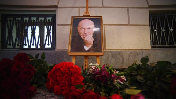 Цветы у здания Мэрии в память о бывшем мэре Москвы Юрии Лужкове Цветы у здания Мэрии в память о бывшем мэре Москвы Юрии Лужкове