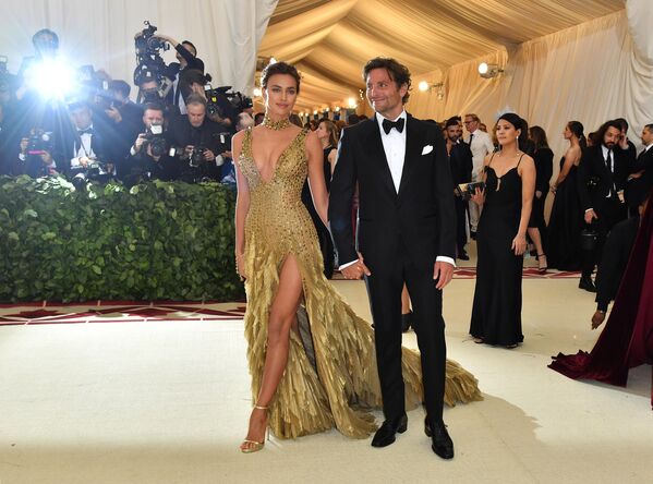 Ирина Шейк и Брэдли Купер на балу Института костюма Met Gala в Нью-Йорке Ирина Шейк и Брэдли Купер на балу Института костюма Met Gala в Нью-Йорке
