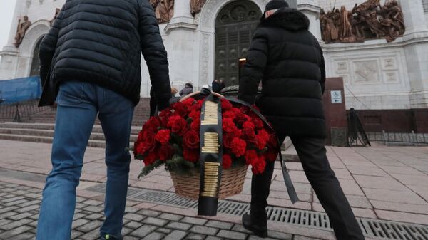 Люди несут цветы на церемонию прощания с бывшим мэром Москвы Юрием Лужковым Люди несут цветы на церемонию прощания с бывшим мэром Москвы Юрием Лужковым