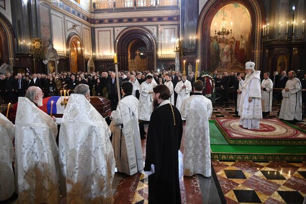 Патриарх Московский и всея Руси Кирилл проводит отпевание бывшего мэра Москвы Юрия Лужкова в храме Христа Спасителя Патриарх Московский и всея Руси Кирилл проводит отпевание бывшего мэра Москвы Юрия Лужкова в храме Христа Спасителя