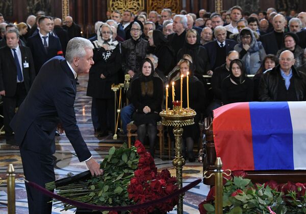 Мэр Москвы Сергей Собянин на церемонии прощания с бывшим мэром Москвы Юрием Лужковым в храме Христа Спасителя в Москве Мэр Москвы Сергей Собянин на церемонии прощания с бывшим мэром Москвы Юрием Лужковым в храме Христа Спасителя в Москве