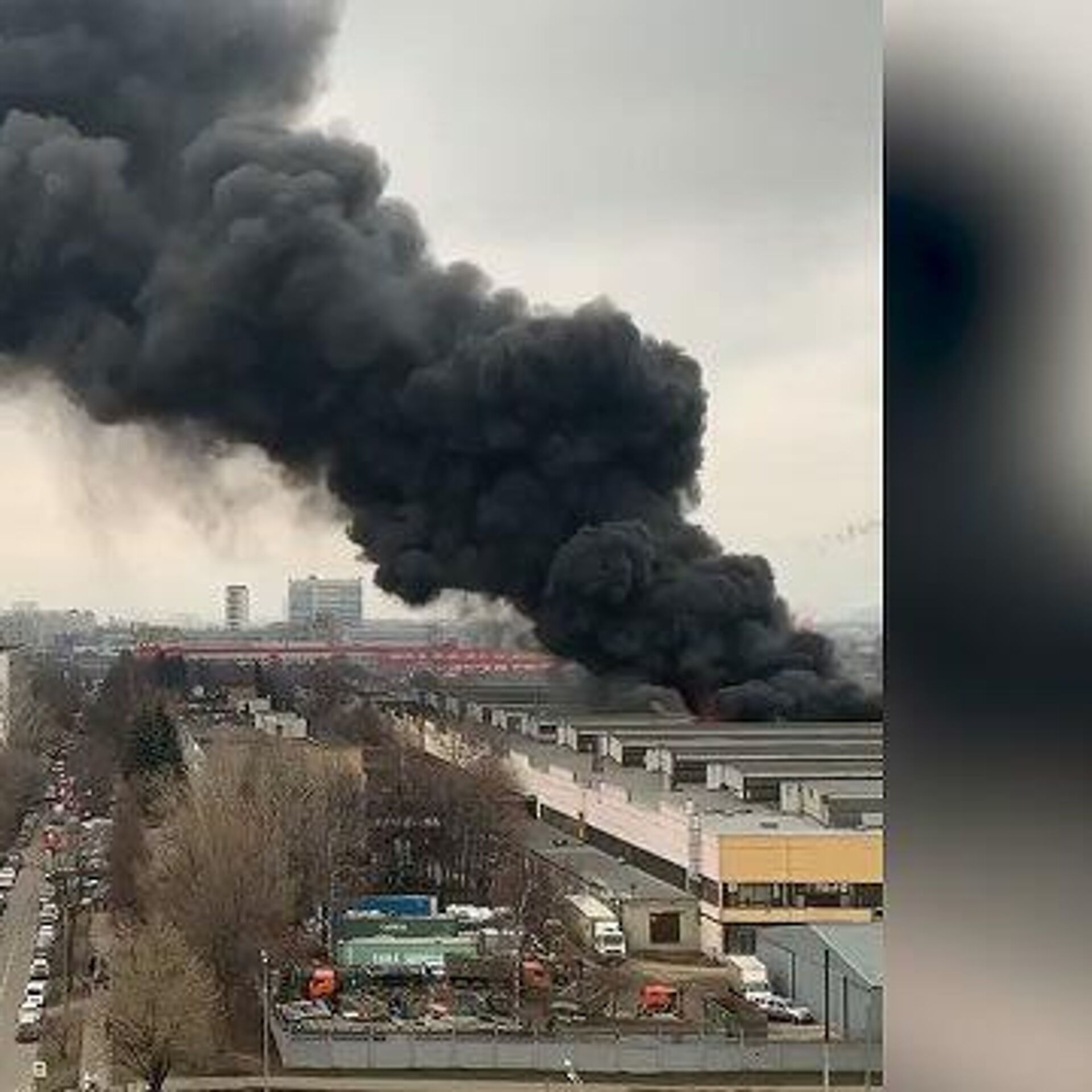 Что горит на юге москвы сегодня. Пожар Дмитровское шоссе. Пожар на складе Отрадное. Завод на Волгоградском проспекте сгорел. Пожар на складе в Южноуральске.