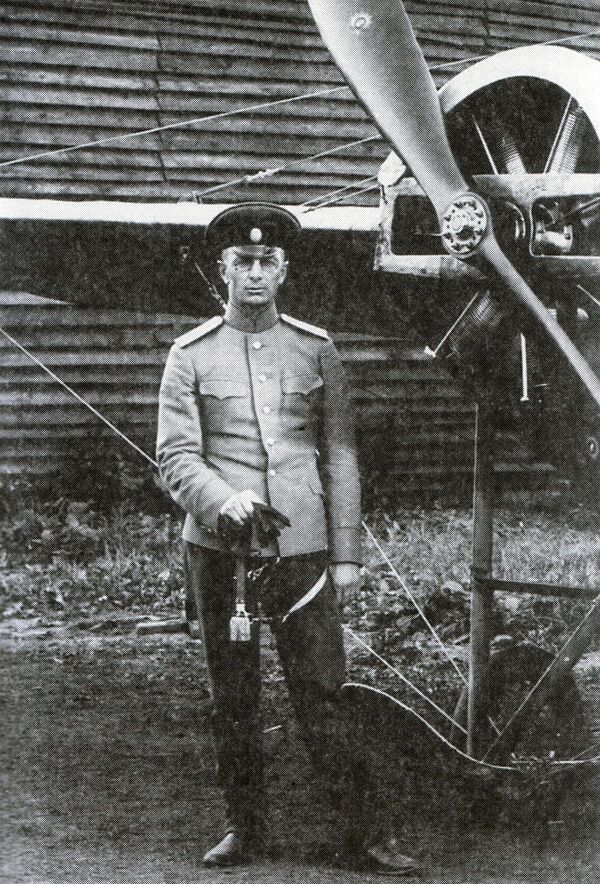 Капитан Михаил Дроздовский. Севастопольская авиационная школа. 1913 год Капитан Михаил Дроздовский. Севастопольская авиационная школа. 1913 год