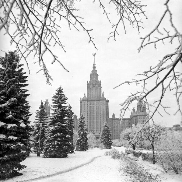Вид на первый учебный корпус Московского государственного университета имени М.В.Ломоносова Вид на первый учебный корпус Московского государственного университета имени М.В.Ломоносова