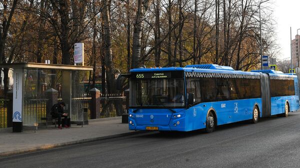 Автобус подъезжает к остановке Автобус подъезжает к остановке