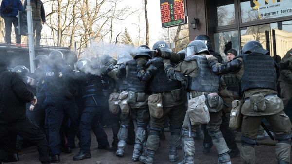 Сотрудники полиции во время акции протеста против земельной реформы в Киеве Сотрудники полиции во время акции протеста против земельной реформы в Киеве