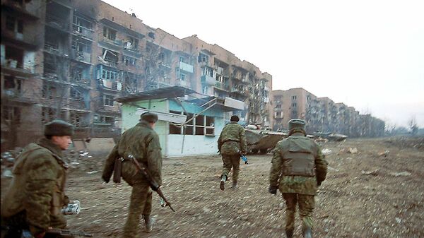 Российские солдаты во время боев с чеченскими повстанцами в Старопромысловском районе Грозного 21 января 2000 года Российские солдаты во время боев с чеченскими повстанцами в Старопромысловском районе Грозного 21 января 2000 года
