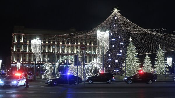 Автомобили полиции на Лубянской площади в Москве, где произошла стрельба у здания ФСБ Автомобили полиции на Лубянской площади в Москве, где произошла стрельба у здания ФСБ