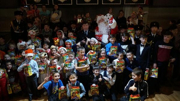 Якутские полицейские подарили волшебство детям из семей, находящихся в трудной жизненной ситуации Якутские полицейские подарили волшебство детям из семей, находящихся в трудной жизненной ситуации