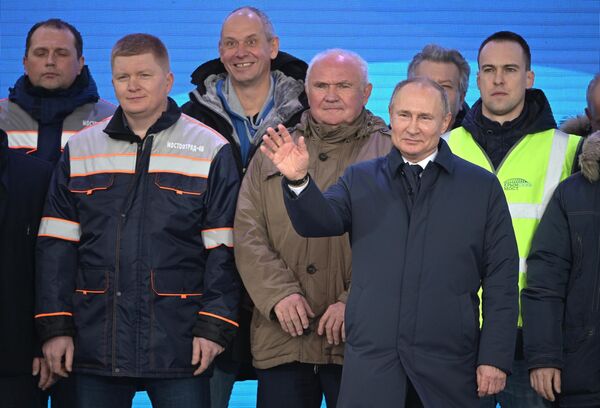 Президент РФ Владимир Путин на церемонии открытия движения по железнодорожной части Крымского моста Президент РФ Владимир Путин на церемонии открытия движения по железнодорожной части Крымского моста