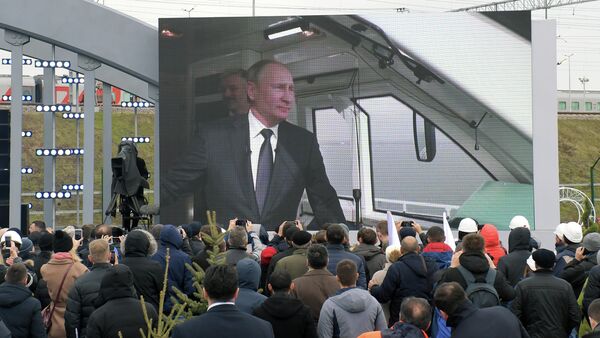 Трансляция поездки президента РФ Владимира Путина в кабине машиниста первого рельсового автобуса перед церемонией открытия движения по железнодорожной части Крымского моста Трансляция поездки президента РФ Владимира Путина в кабине машиниста первого рельсового автобуса перед церемонией открытия движения по железнодорожной части Крымского моста