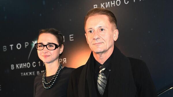 Актер Олег Меньшиков с супругой, актрисой Анастасией Черновой на премьере фильма Вторжение Актер Олег Меньшиков с супругой, актрисой Анастасией Черновой на премьере фильма Вторжение