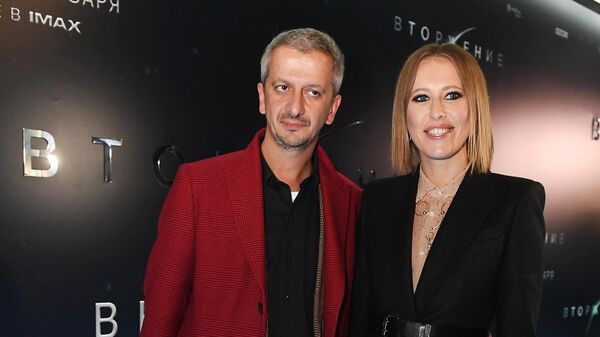 Режиссер Константин Богомолов и телеведущая Ксения Собчак на премьере фильма Вторжение Режиссер Константин Богомолов и телеведущая Ксения Собчак на премьере фильма Вторжение