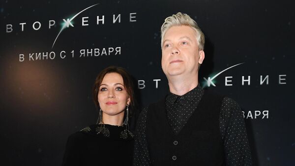 Актер Сергей Светлаков с супругой на премьере фильма Вторжение Актер Сергей Светлаков с супругой на премьере фильма Вторжение