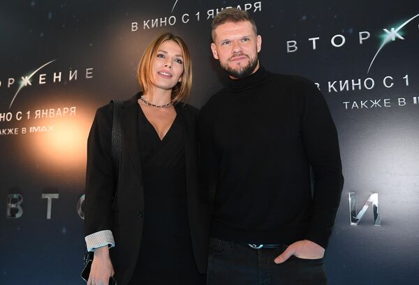 Актер Владимир Яглыч с супругой Антониной Паперной премьере фильма Вторжение Актер Владимир Яглыч с супругой Антониной Паперной премьере фильма Вторжение