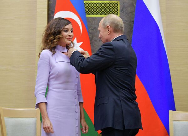 Президент РФ Владимир Путин и первый вице-президент Азербайджана Мехрибан Алиева во время встречи. 22 ноября 2019 Президент РФ Владимир Путин и первый вице-президент Азербайджана Мехрибан Алиева во время встречи. 22 ноября 2019