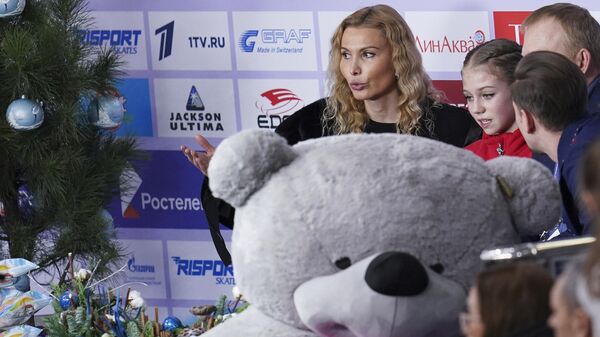 Фигуристка Александра Трусова и ее тренер Этери Тутберидзе Фигуристка Александра Трусова и ее тренер Этери Тутберидзе