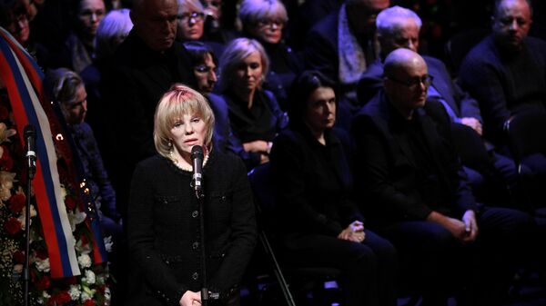 Актриса Александра Захарова на церемонии прощания с художественным руководителем Московского театра Современник Галиной Волчек Актриса Александра Захарова на церемонии прощания с художественным руководителем Московского театра Современник Галиной Волчек