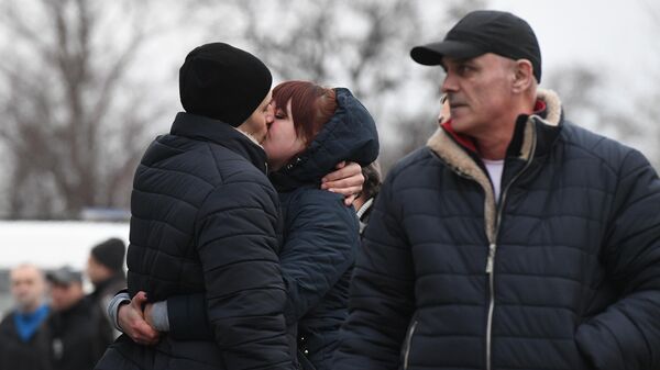 Родные встречают пленных, возвращенных украинской стороной на КПП на окраине города Горловка в Донецкой области Родные встречают пленных, возвращенных украинской стороной на КПП на окраине города Горловка в Донецкой области