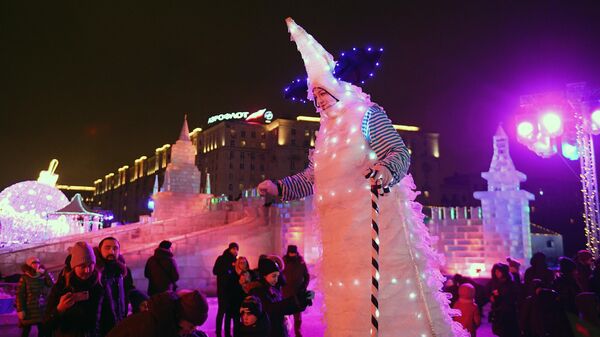 Посетители на V Новогоднем фестивале Ледовая Москва. В кругу семьи в Парке Победы на Поклонной горе Посетители на V Новогоднем фестивале Ледовая Москва. В кругу семьи в Парке Победы на Поклонной горе