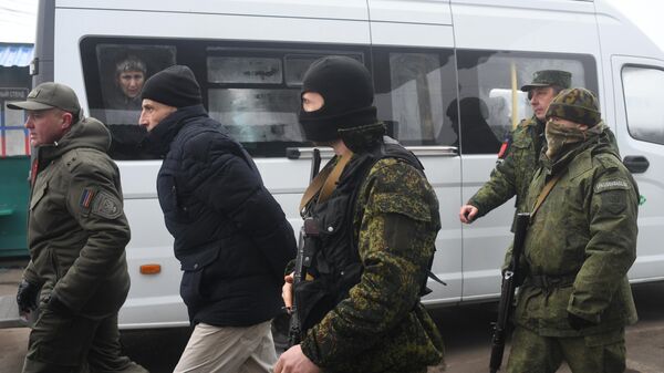 Представители ДНР и граждане Украины на КПП на окраине города Горловка в Донецкой области Представители ДНР и граждане Украины на КПП на окраине города Горловка в Донецкой области