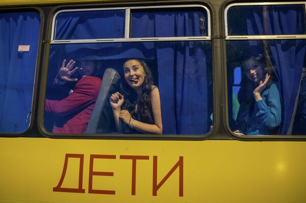 Выпускники омских школ во время гуляний на Иртышской набережной города Выпускники омских школ во время гуляний на Иртышской набережной города