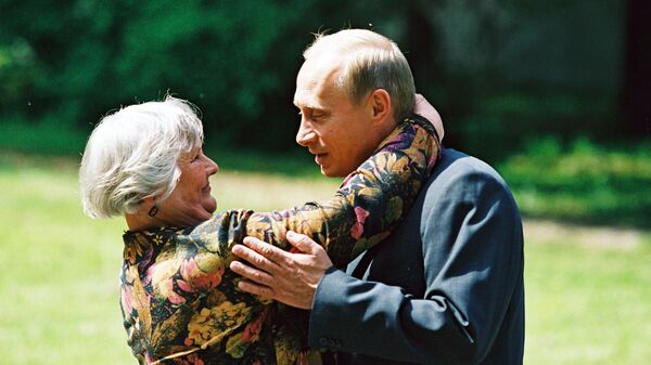 Фотография Владимира Путина со школьной учительницей Верой Гуревич, опубликованная на сайте 20.kremlin.ru Фотография Владимира Путина со школьной учительницей Верой Гуревич, опубликованная на сайте 20.kremlin.ru