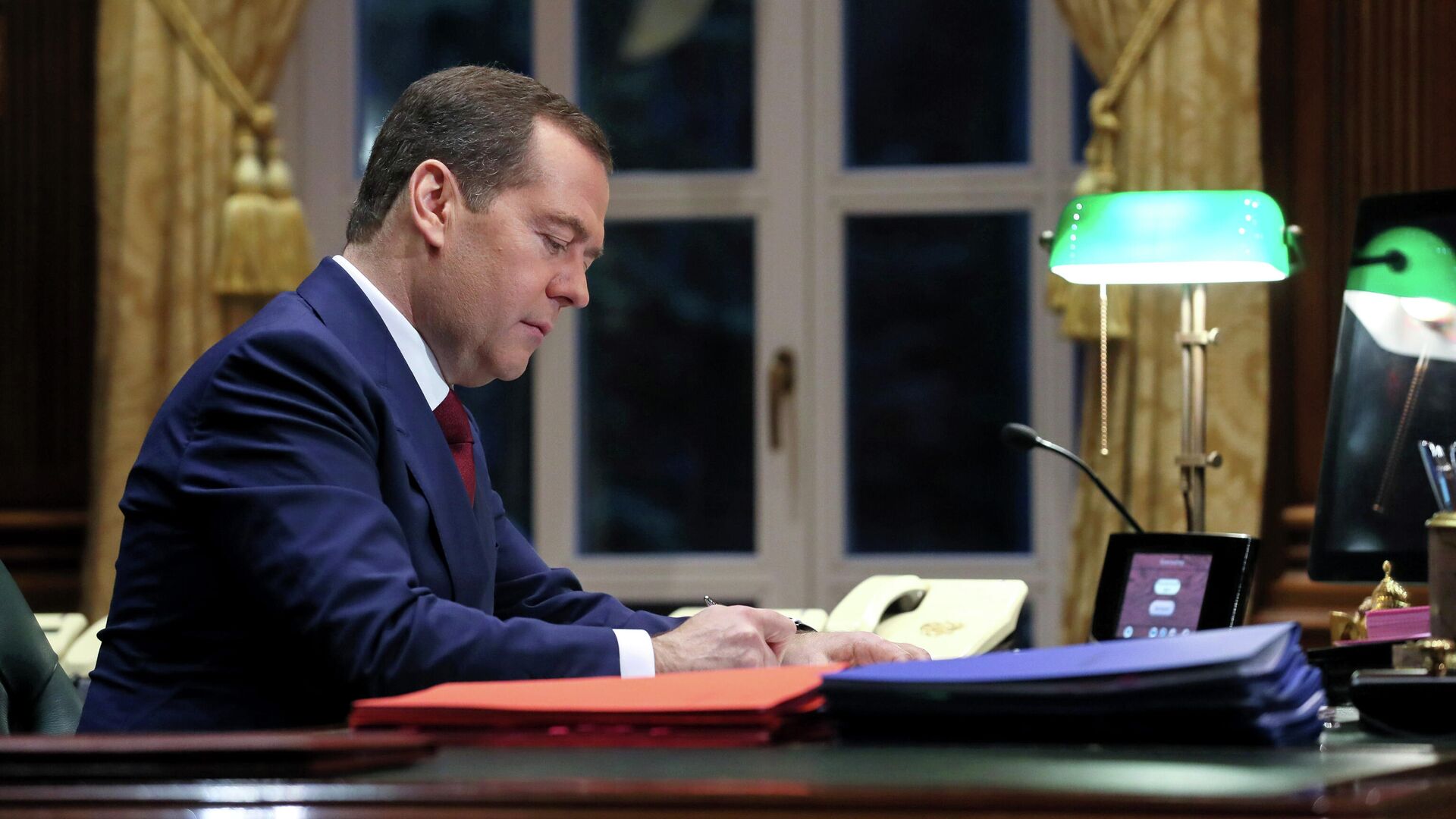 Медведев рассказал, что недавно обсуждал с Путиным ряд инициатив ЕР