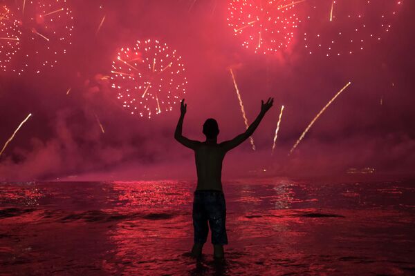 Новогодний фейерверк на пляже Копакабана в Рио-де-Жанейро, Бразилия Новогодний фейерверк на пляже Копакабана в Рио-де-Жанейро, Бразилия