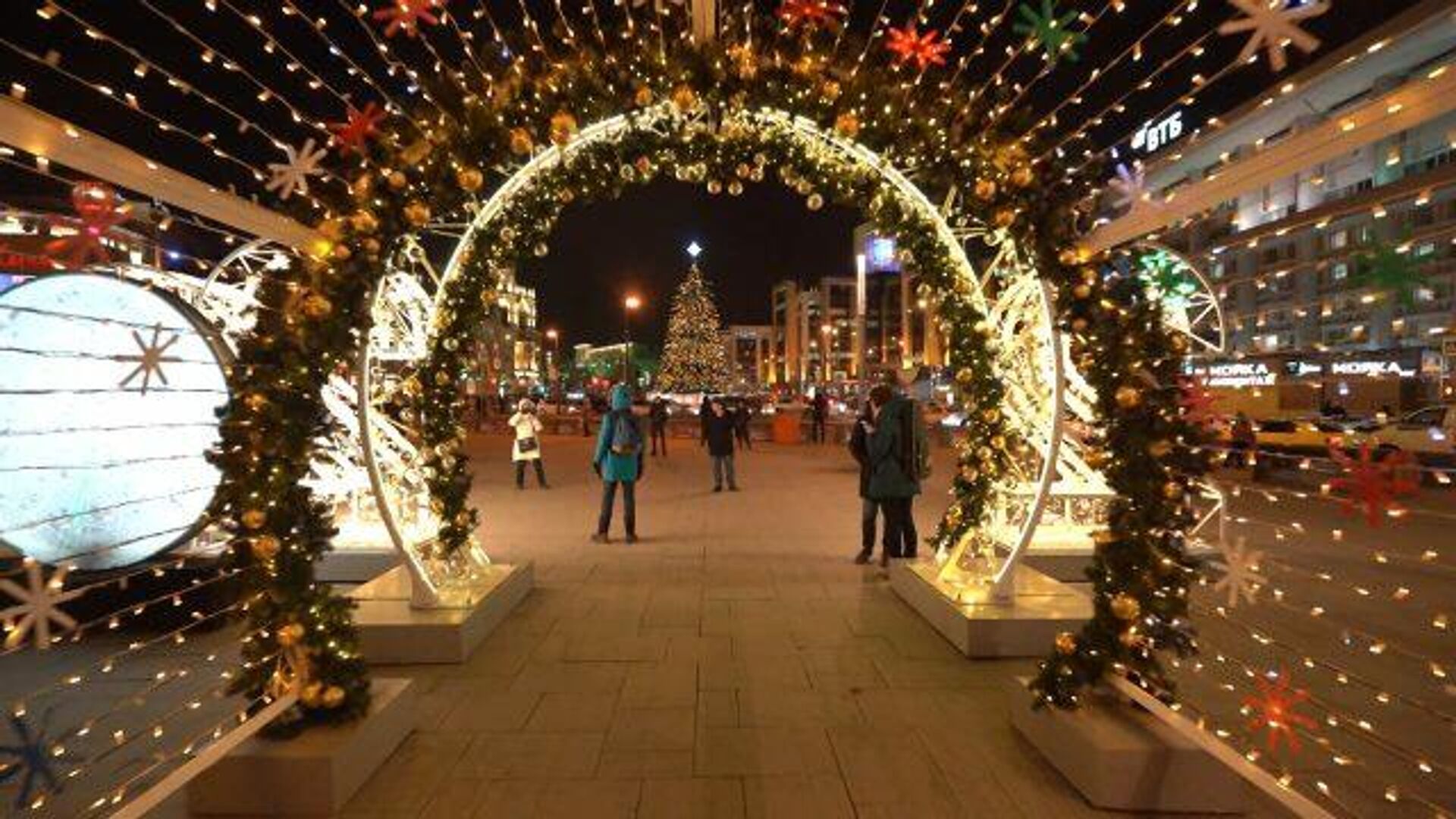 Когда начинают украшать москву к новому году. Новогоднее украшение Москвы. Москва Новогодняя 2020 украшение улиц. Украшение Москвы к НГ 2020. Москва новый год 2020 украшения улиц.