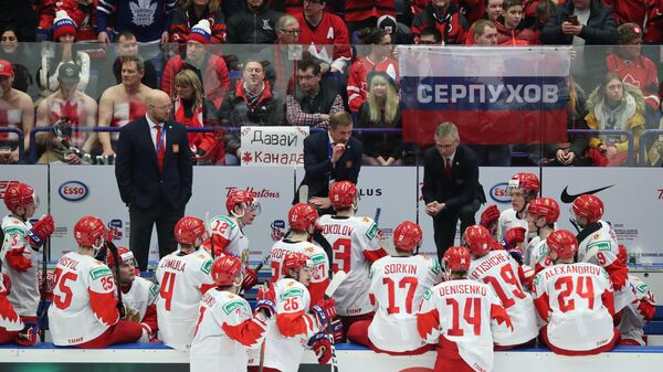 Валерий Брагин (в центре на втором плане) и хоккеисты молодежной сборной России